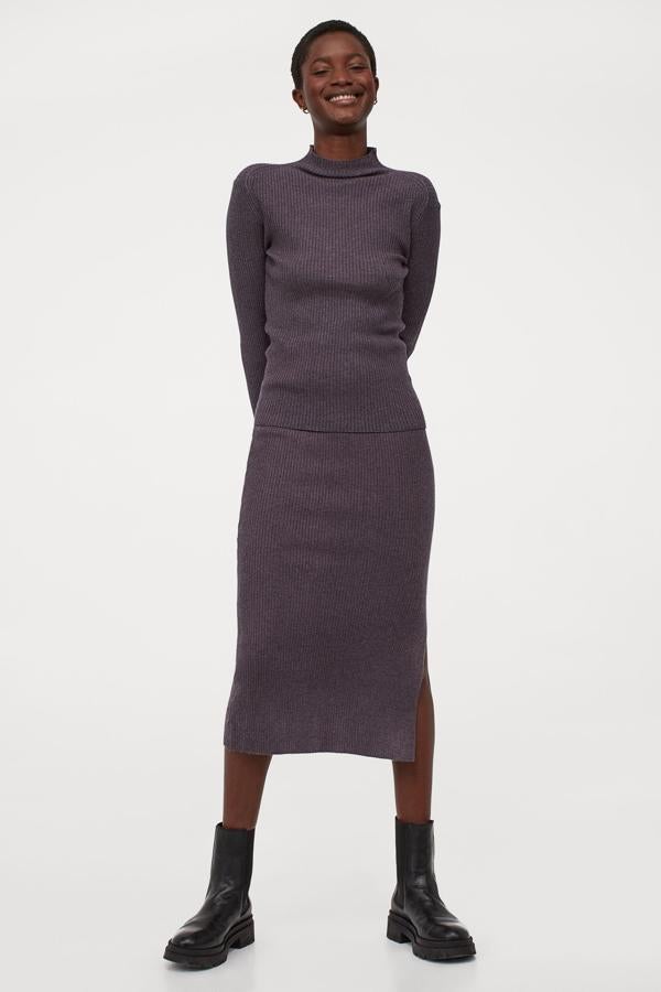 Entre morado y gris, de punto de canalé que se ajusta perfectamente al cuerpo y con efecto reductor, así es este conjunto de H&M formado por jersey de cuello cisne y falda midi de tubo. ¿Te vas a poder resistir? Cada una de las partes que lo componen cuestan 19,99 euros.