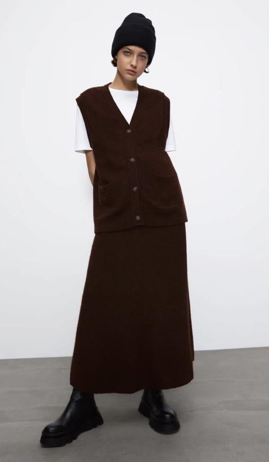 Este es diferente porque consta de falda larga y chaleco, en un tono marrón chocolate que te quedará ideal con una camisa masculina en un azul clásico. Ambas piezas cuestan lo mismo, 39,95 euros cada una.