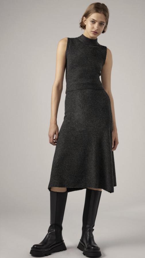 Este look es de los más sobrios pero combina como ninguno con unas botas moteras. Es de Zara, incluye falda midi con vuelo (22,95 euros) y top de cuello vuelto sin mangas (15,95 euros). Todo en un color gris oscuro que es 100% elegancia y su precio es de los mejores.