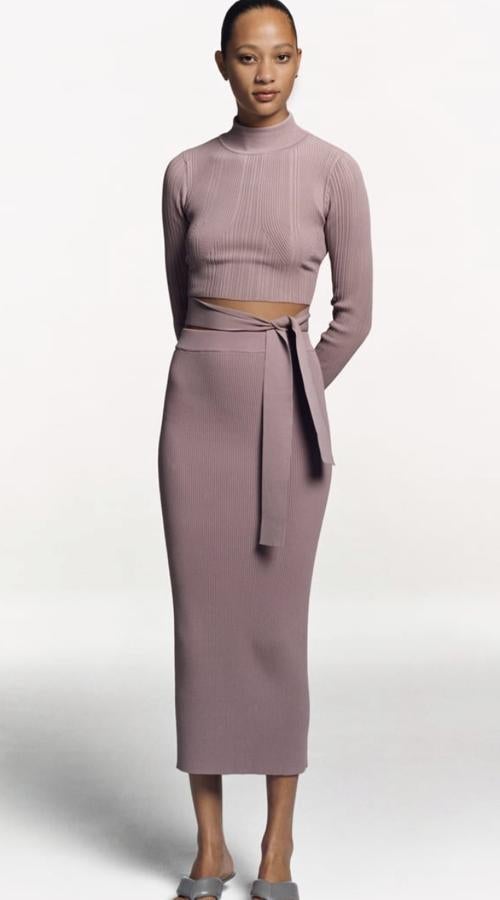 Las más románticas también tienen su opción y esta de Zara, en punto muy fino y color maquillaje, que se compone de una falda tubo muy ajustada (22,95 euros) y una chaqueta con lazada 25,95 euros).