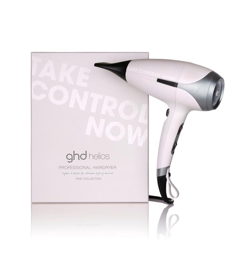 Su tecnología reduce el tiempo de secado, suaviza el cabello y le proporciona un 30% más de brillo. 10 € de la venta de este secador ligero se donarán a la Fundación FERO para la investigación del cáncer de mama.Secador de pelo Helios, de edición limitada Take Control Now, de Ghd (189 €).