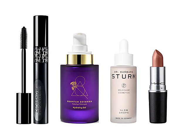 Diorshow Pump n Volume HD de Dior (36,99 €). Hydrating Gel de Quantum Botanika (72 €). Glow Drops de Dra. Barbara Sturm de (125 €, en Laconicum). Lipstick, tono Teddy Velvet, de M·A·C (19,95 €).
