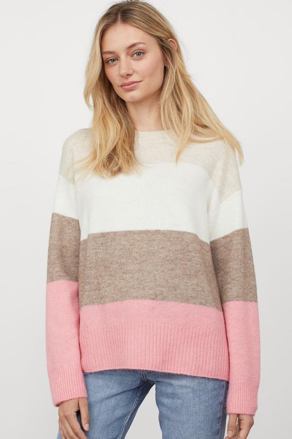 En punto fino suave con lana en la trama, este jersey de bloques de color en tonos suaves y pastel viene con hombros caídos y remate de canalé en el cuello los puños y el bajo. Está confeccionado con poliéster reciclado y solo queda en la talla XS por 19,99 euros. También está disponible en rosa pastel, gris antracita y mostaza.