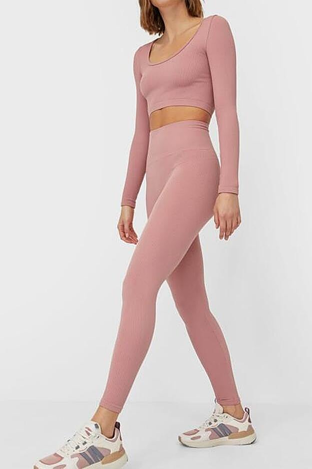 Conjunto de canalé de Stradivarius compuesto por crop top de manga larga y mallas.