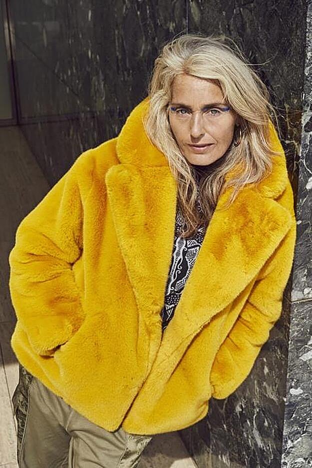 Chaquetón de pelo amarillo, de Desigual (249,95 euros)