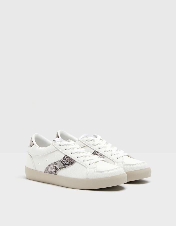 No hay otoño sin animal print y en Bershka lo saben, por ello han incluido entre su nueva colección de calzado unas zapatillas blancas con detalle de efecto piel de serpiente (25,99 euros).