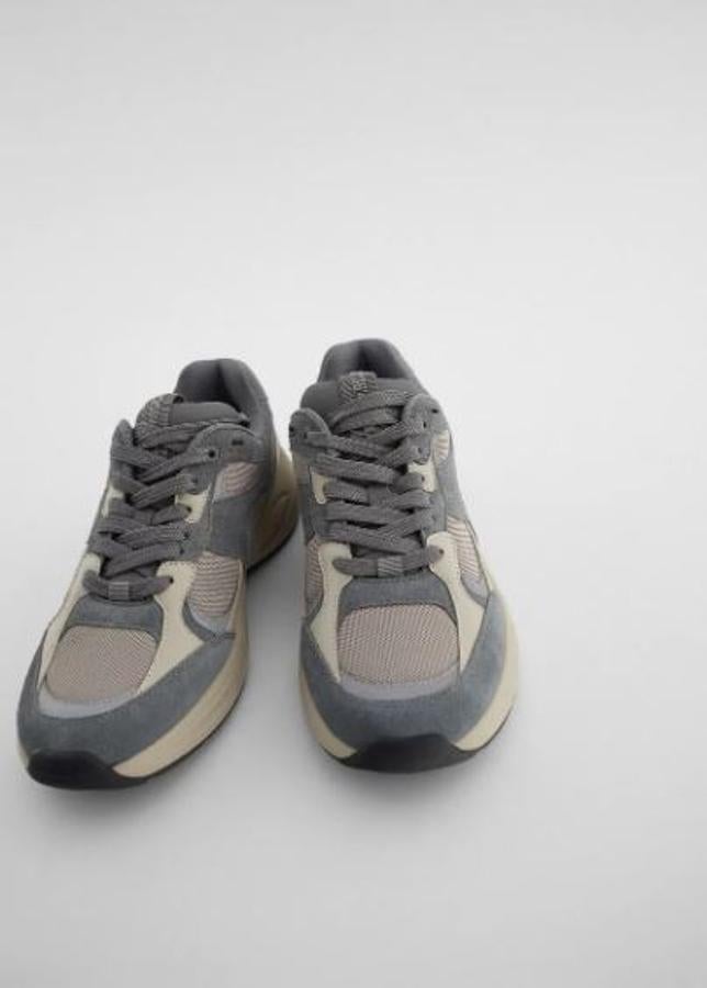 Probalblemente este sea el año en el que el 'athleisure' está más presente, por lo que en Zara han traído modelos de zapatillas muy deportivos como este en tonos grises. Un modelo que está teniendo mucho éxito ya que está agotado en casi todas las tallas.