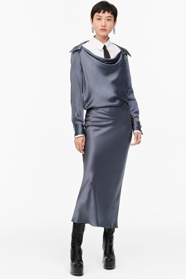 Un estilismo nocturno que tampoco renuncia a la corbata, superponiendo un vestido satinado de escote fluido (89,95 €) a una camisa de corte masculino (49,95 €), todo de Zara.