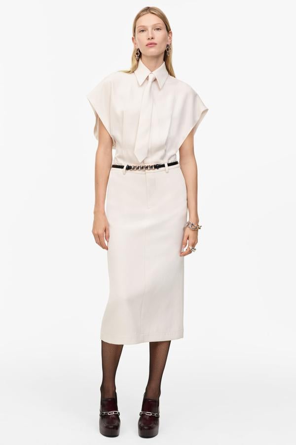 Que las apariencias no te engañen. A pesar de lo que pueda parecer a primera vista, este look es un vestido, con sisa amplia, manga corta, pliegue en la cintura, bajo con apertura en la espalda y detalle de corbata en el mismo tejido (89,95 €), de Zara.