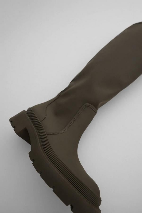 Suela plana engomada en verde caqui para esta bota de Zara de caña alta que cuesta 45,95 euros y que deberá regresar a la web de Zara entre los números 35 y 42.