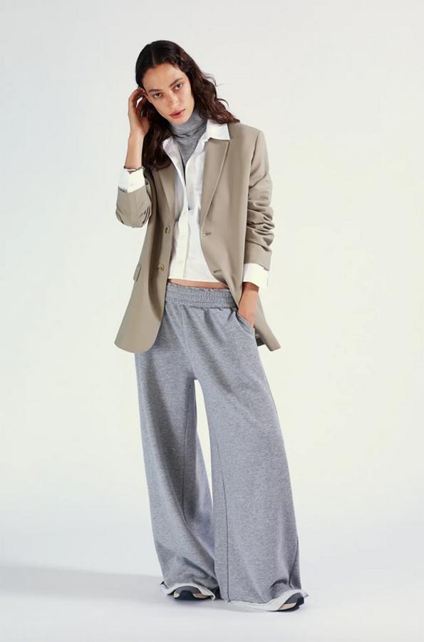 Diseño ancho en gris vigoré para este pantalón jogger de Zara con tiro alto y cintura elástica. Cuesta 25,95 euros y está disponible en las tallas S, M y L.