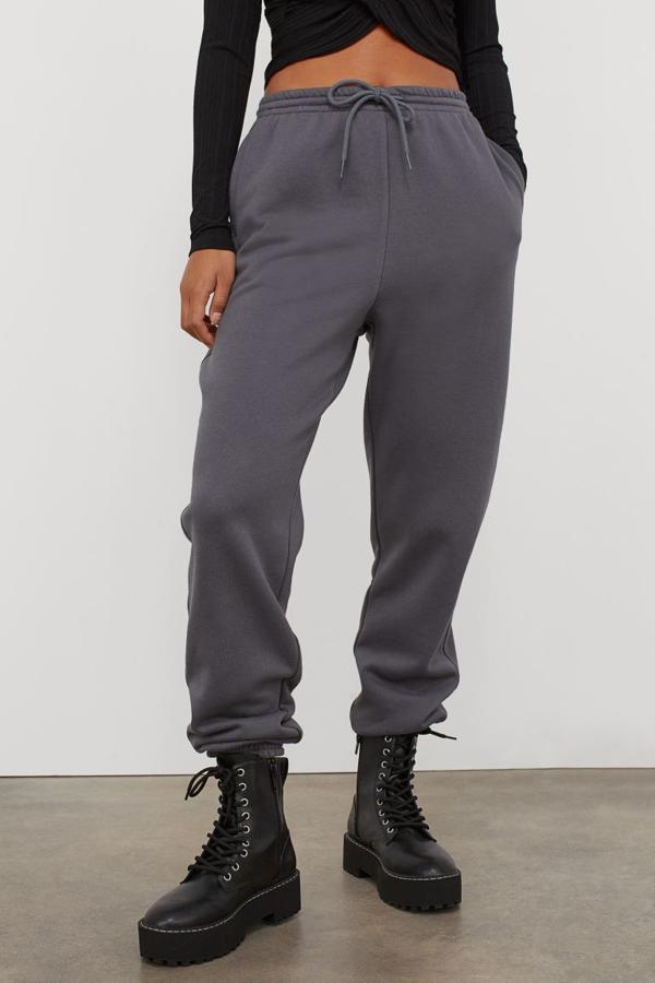 De talle alto, con cintura elástica ajustable, bolsillos al bies y bajos elásticos, estos joggers en gris oscuro son de H&M, viene con el interior cepillado suave y tienen un precio de 19,99 euros. Están disponibles en seis colores diferentes, entre ellos el negro y el azul claro, entre las tallas XXS y XXL.