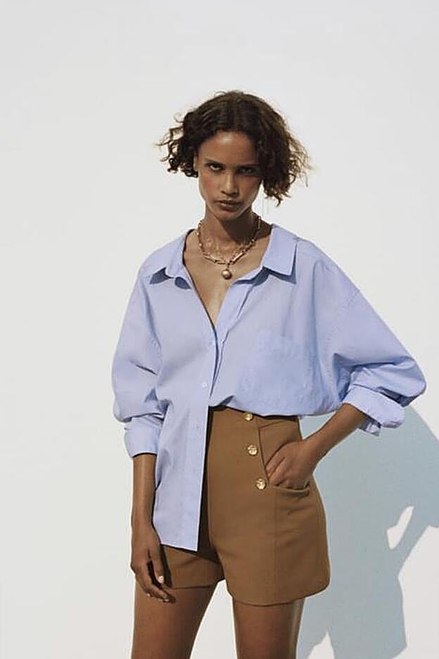 Camisa azul de popelín, de Zara (29,95 euros).