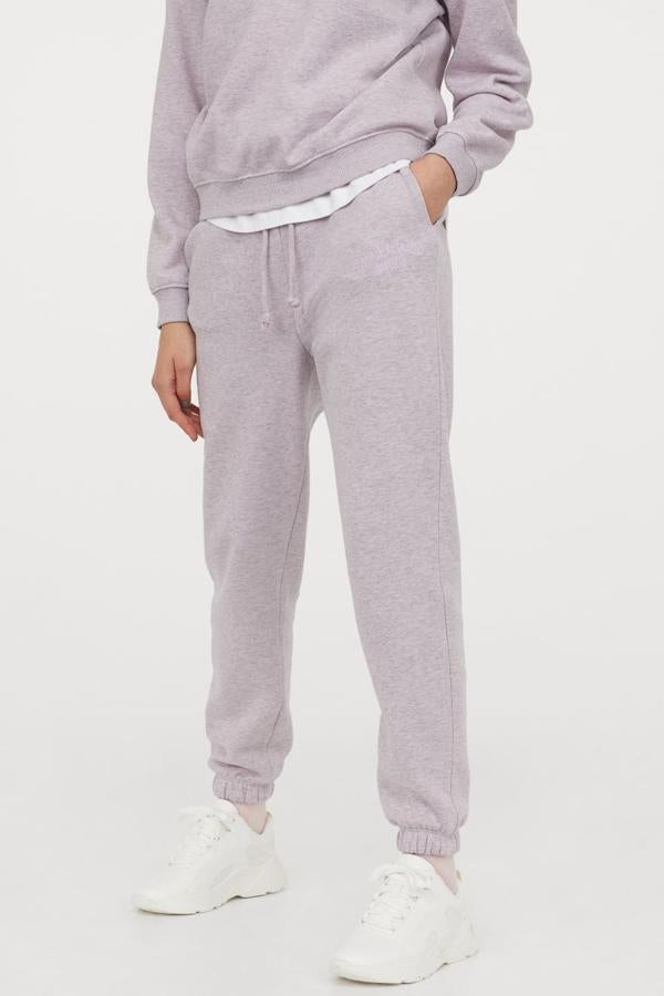 En crema, lila claro y turquesa claro, H&M ha lanzado este pantalón jogger tobillero en tejido sudadera suave de mezcla de algodón con talle alto, cintura elástica y cordón de ajuste. Viene con los bolsillos al bies y elástico revestido en los bajos y están confeccionados en poliéster reciclado. Tiene un precio de 14,99 euros y está disponible entre las tallas XS y XL.