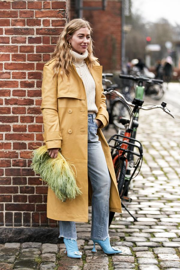 El combo jersey de cuello vuelto y vaqueros es, sin duda, el más acertado y socorrido para los días de frío y lluvia. Sin embargo, algo tan básico puede convertirse en un estilismo súper especial si le añadimos grandes dosis de color que marquen la diferencia, con prendas tan potentes como el abrigo, los zapatos (o botas) y el bolso.