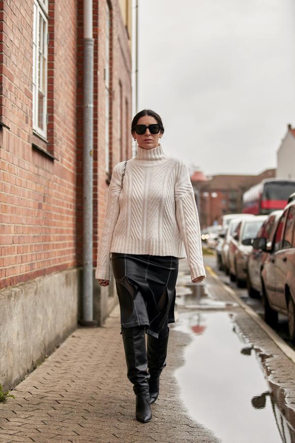 El juego de tejidos crean el punto grueso y el cuero (o efecto piel) es plena tendencia y nos encanta para los días de lluvia y frío de este otoño-invierno.