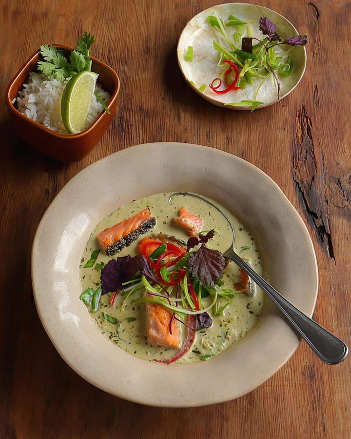 "Aunque para su mejor conservación el curry tailandés se suele comercializar en polvo, lo cierto es que, originalmente, es una pasta. El curry es, por lo tanto, un plato hecho a partir de esta pasta elaborada con hierbas y que cuando se calienta libera todos sus sabores. Después, podemos añadirle pollo, pescado o verduras", detallan desde Zara Home.