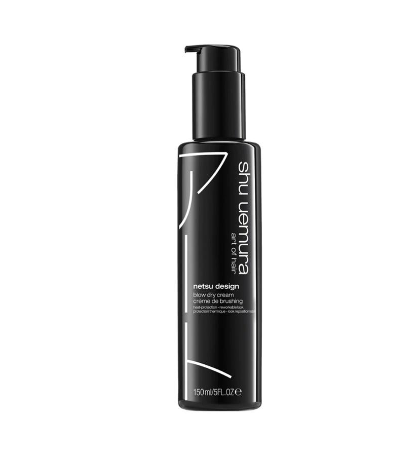 Netsu siginifica calor en japonés y esta crema de styling termoprotectora ofrece protección térmica hasta los 210 °C y protección anti-frizz durante 9 horas. Aplicada sobre el cabello húmero, ofrece looks que se pueden volver a moldear una y otra vez.  Netsu Design de Shu Uemura  (33,60 €).
