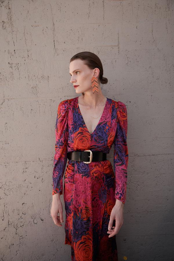 Vestido de estampado floral y escote en pico de Sfera (39,99 euros).