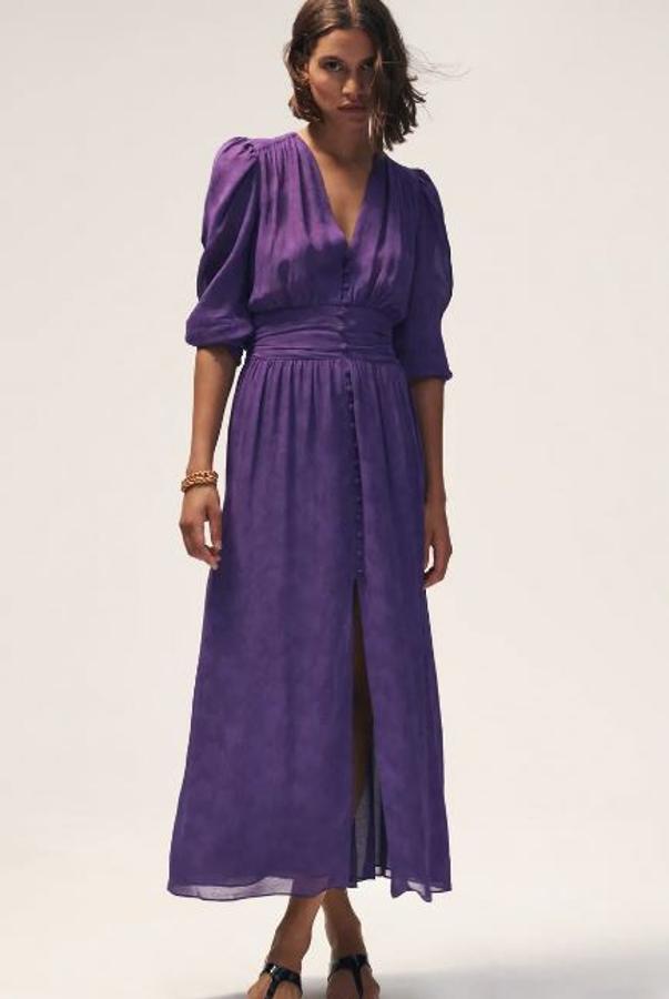 Vestido midi con botones en el frontal en el color morado, de Zara (49,95 euros).