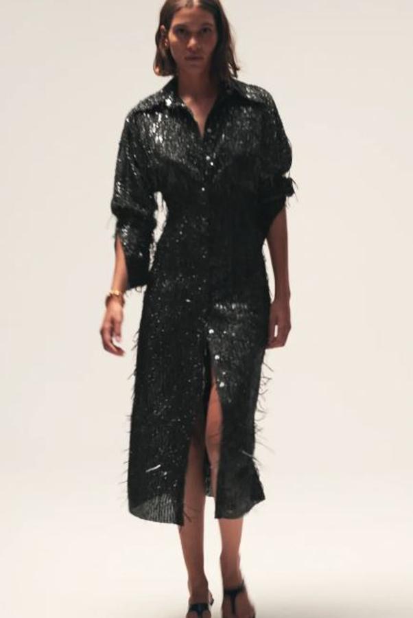 Vestido negro de estilo camisero de lentejuelas, de Zara (59,95 euros).