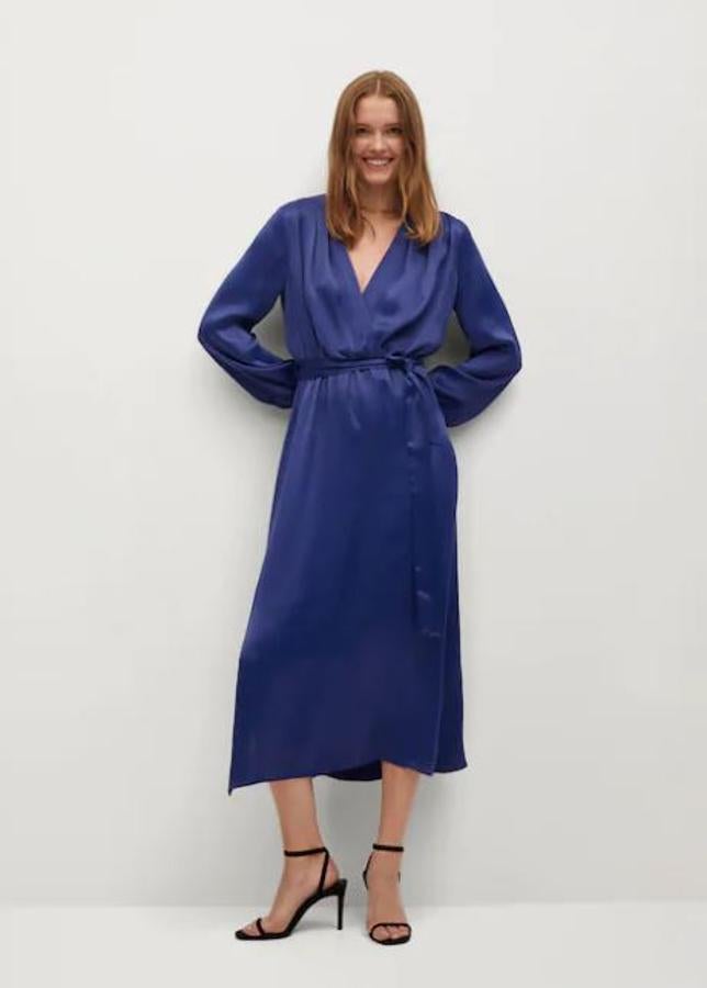 Vestido satinado en color azul eléctrico con lazada en la cintura, de Mango (59,99 euros).