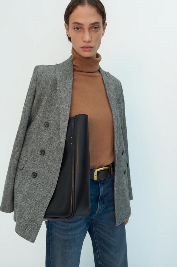 Sobre fondo un fondo más grisáceo Zara también ha apostado por el estampado Príncipe de Gales con esta blazer cruzada con cuello y solapa con mangas largas, bolsillo de vivo en la pechera y cierre frontal cruzado. Tiene un precio de 69,95 euros y está disponible entre las tallas XS y XXL.