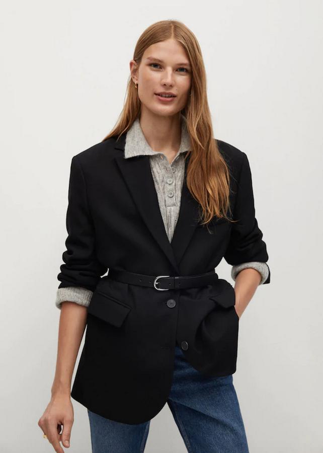 Esta americana tejida con lana de Mango en color negro viene con diseño estructurado, cuello de solapa, manga larga con puños abotonados y bolsillos de solapa laterales. Con cierre frontal con botones a tono, tiene un precio de 79,99 euros y está disponible entre las tallas XS y XL.