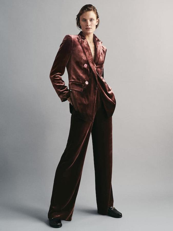 Corte recto y dos bolsillos laterales para este pantalón de terciopelo de Massimo Dutti en cobre rosa, con cierre lateral de cremallera. Tiene un precio de 69,95 euros y está disponible entre las tallas 34 y 44.