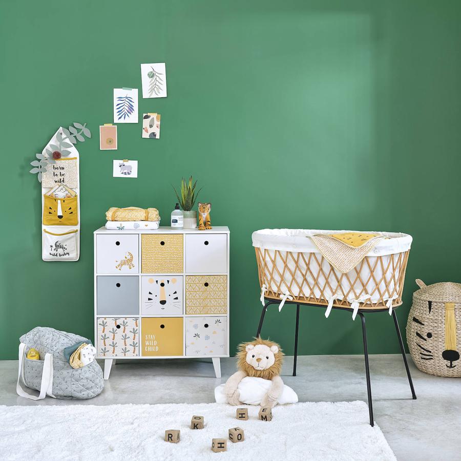 Durante las primeras semanas de vida, tu bebé dormirá en una cunita más pequeña, donde se sentirá más seguro y arropado. Por eso, este Moisés de ratán trenzado de Maisons du Monde (229 euros), además de muy bonito, nos parece súper práctico. La habitación se completa con la cómoda de cajones (229 euros) o el organizador de pared (17.99 euros), todo de la colección Jungle de la firma.