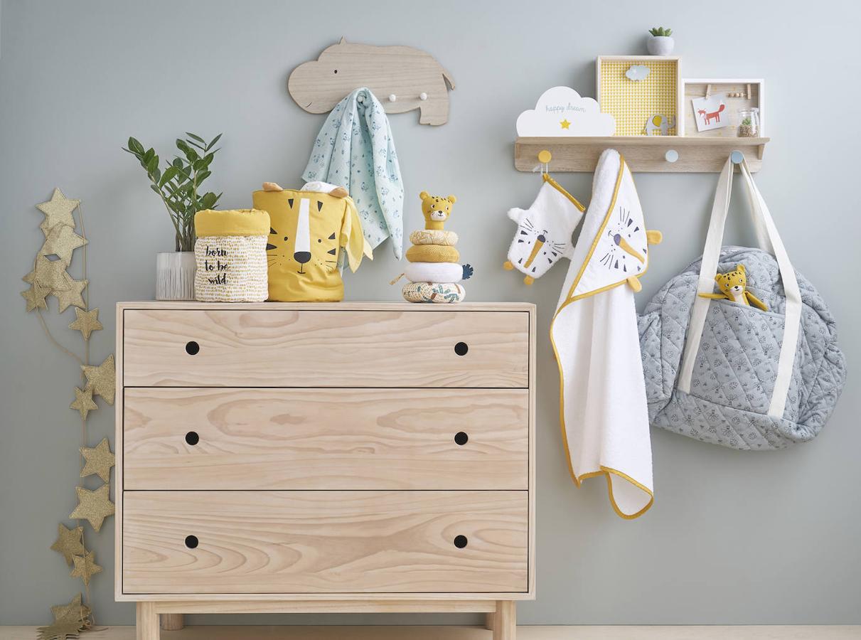 Tener todo en orden en la habitación de los niños hará que, desde pequeños, se acostumbren a tener casa cosa, en su lugar. Una buena cómoda es imprescindible en cualquier dormitorio infantil (299 euros), así como diferentes piezas de almacenaje, como las cestas (19.99 euros) o los colgadores y percheros.