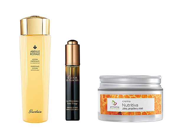 Loción Fortificante Abeille Royale de Guerlain (65 €).Cure Majestueuse Votre Visage de L’Elixir des Glaciers by Valmont (229 €). Crema Nutritiva Jalea Propóleo y Miel de Armonía Cosmética (15,90 €).