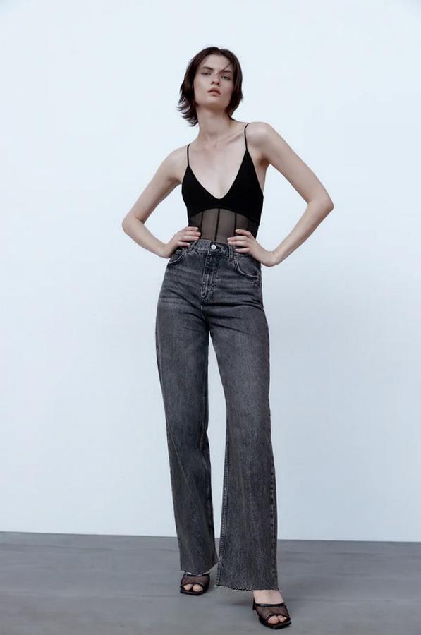 Disponible en rosa claro y en negro, este body de Zara viene con escote de pico, tirantes finos y detalle de tejido combinado en tul. Tiene un precio de 25,95 euros y en ambos tonos podemos encontrarlo en las tallas S y L.