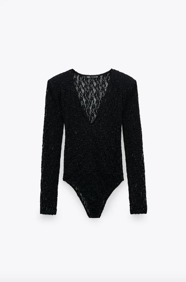 Mangas largas con hombreras para este body semitransparente con escote de pico de Zara. En color negro, tiene un precio de 15,95 euros y está disponible en las tallas S, M y L.