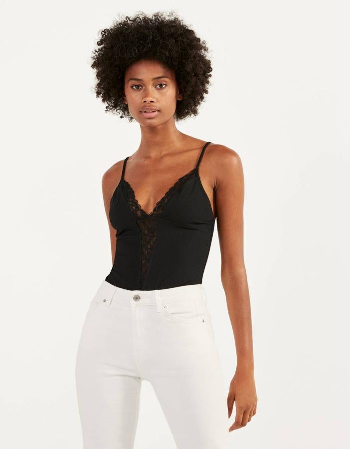 Con tirantes fino y detalles de encaje en el escote largo, este body negro de Bershka cuesta 12,99 euros y está disponible entre las tallas XS y L.
