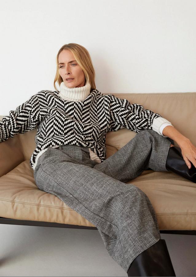 Recién llegado a las tiendas está este pantalón con diseño de cuadros que Mango ha incluido en su última colección. Confeccionado en poliéster reciclado, con bolsillos laterales y forro interior, este pantalón culotte tiene un precio de 29,99 euros y está disponible entre las tallas 32 y 44.