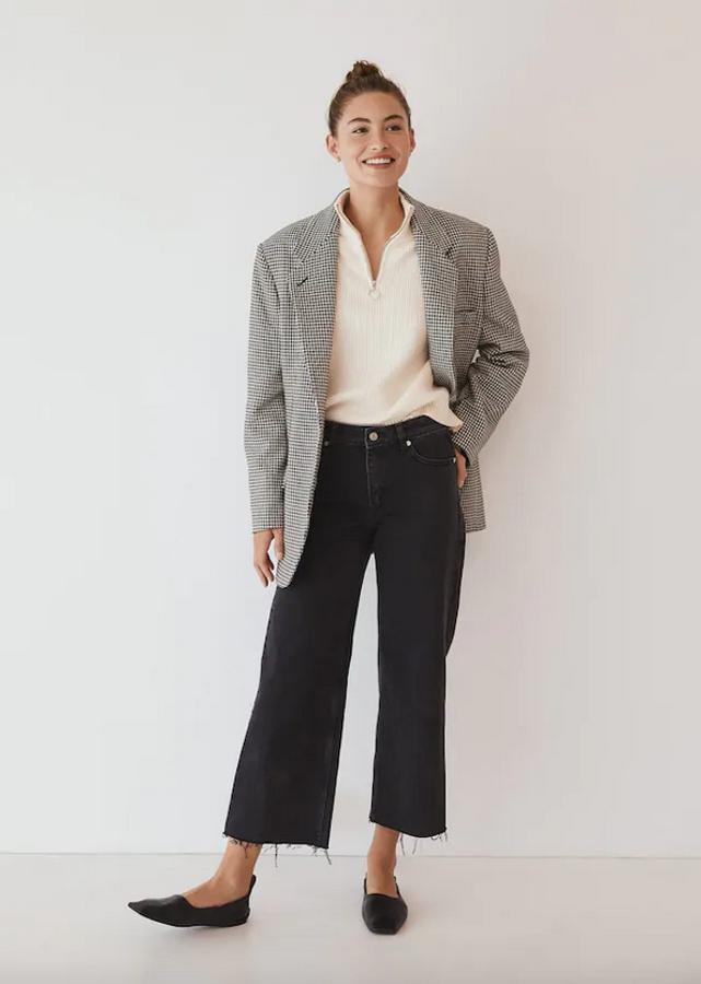 Los vaqueros no pueden faltar en esta selección y nos hemos decantado por estos en color negro de Mango con tiro medio y bajo deshilachado. Únicamente queda en las tallas 32 y 44 y cuesta 25,99 euros.