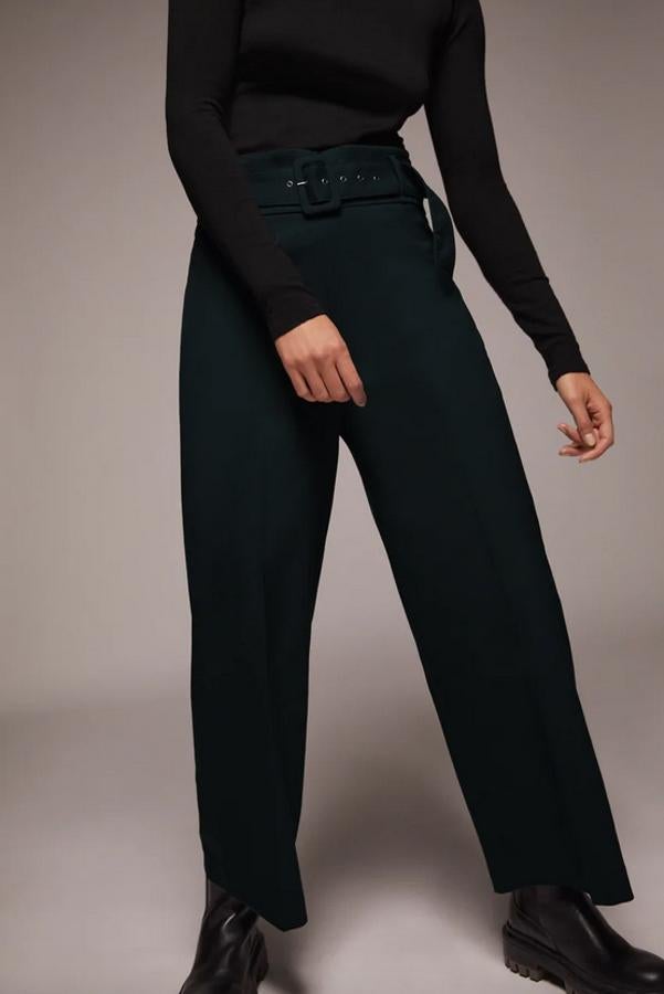 En verde botella, con tiro alto, cinturón de hebilla forrada en el mismo tejido y cierre con cremallera lateral oculta, este pantalón culotte de Zara cuesta 29,95 euros y podemos encontrarlo entre las tallas XS y XXL.