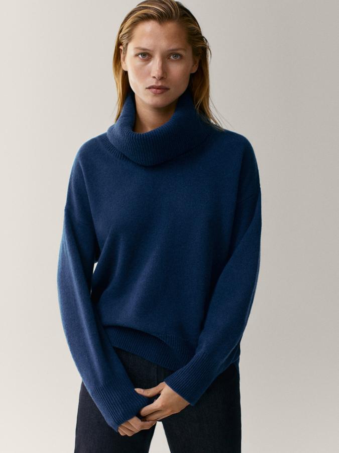 Confeccionado en tejido de lana y cashmere, este jersey azul con cuello desbocado tiene un precio de 69,95 euros y está disponible en las tallas S, M y L.