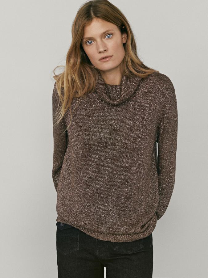 Acabados acanalados e hilo metalizado para este jersey con cuello desbocado en marrón jaspeado que podemos encontrar entre las tallas XS y L por 59,95 euros.