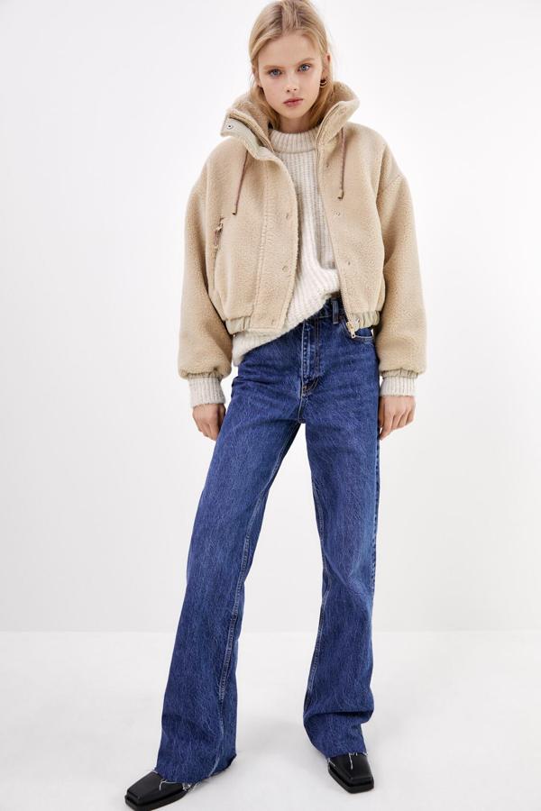 Cazadora corta con cuello alto y cintura elástica, de Zara (39,95 €).