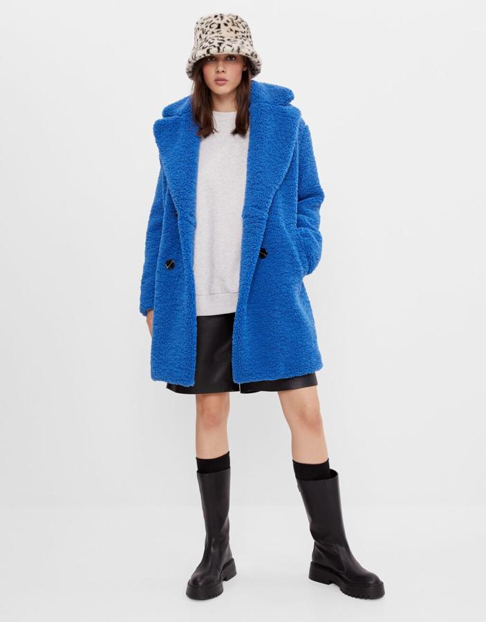 Abrigo largo con solapas XL, de Bershka (49,99 €).