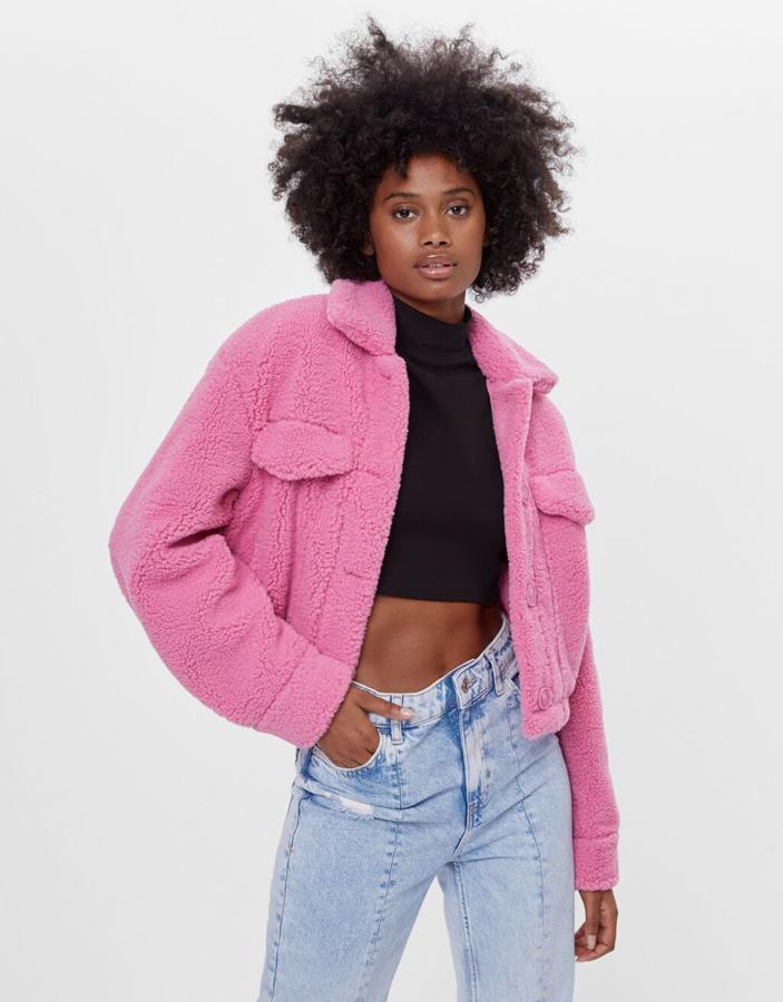 Chaquetón corto tipo trucker jacket, de Bershka (29,99 €).