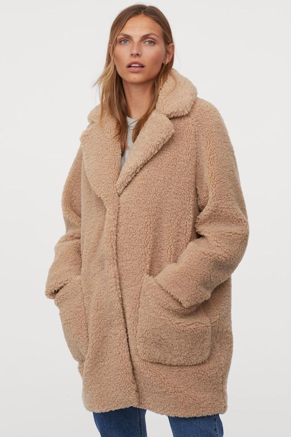 Chaquetón de pelo rizado corto, de H&M (69,99 €).