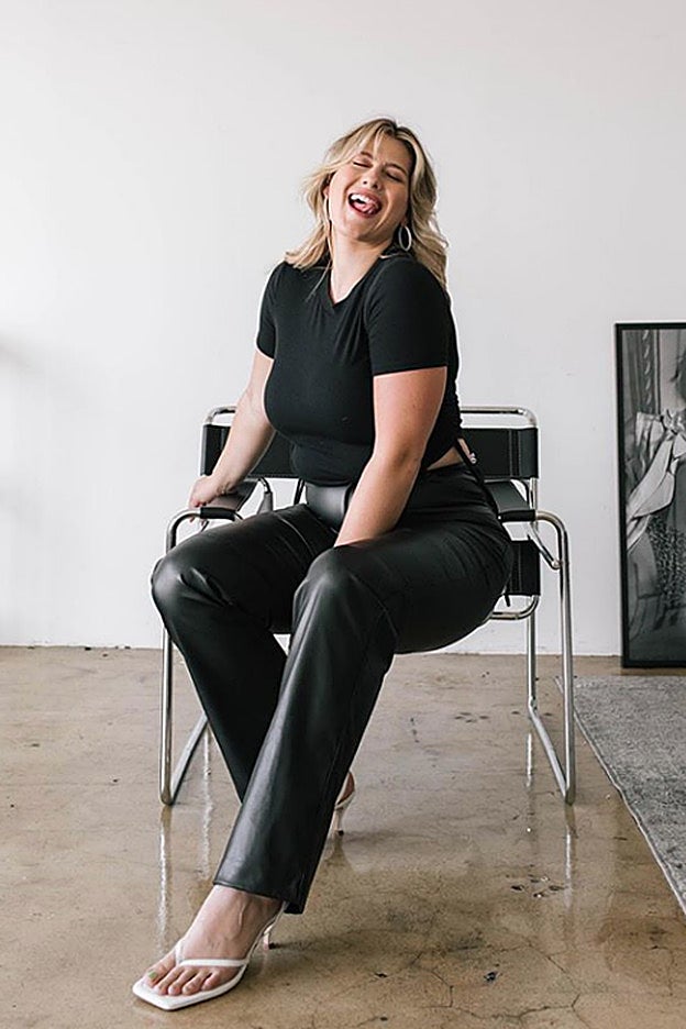 No pueden faltar en tu armario esta temporada los pantalones efecto piel.