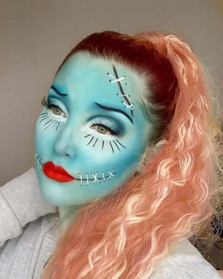 Una buena opción para maquillarte en Halloween es recrear al personaje de Sally de 'Pesadilla antes de navidad' como hace @shiney_makeup.