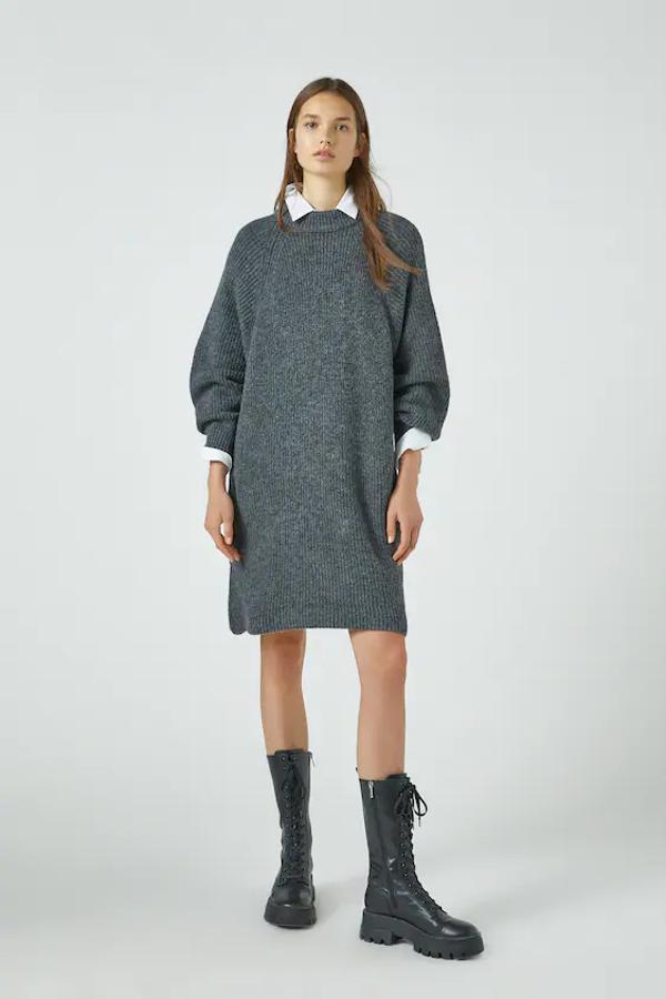 Nos encnata cómo queda este vestido de punto gris con silueta 'oversize' de Pull&Bear con una camisa blanca debajo (22.95 euros).