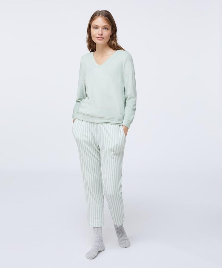 Este pijama polar de Oysho en verde menta viene con camiseta con escote de pico y pantalones con estampado de rayas. Pertenece a la colección sostenible de la firma, tiene un precio de 33,98 euros y podemos encontrarlo entre las tallas XS y L.