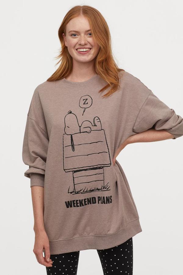 Camiseta de manga larga en tejido sudadera ligero con hombros caídos y remate elástico en cuello, puños y bajo y pantalones tipo leggings en punto con cintura elástica para este pijama de H&M con dibujo de Snoopy en rosa empolvado y negro. Tiene un precio de 19,99 euros y está disponible entre las tallas XS y XL.