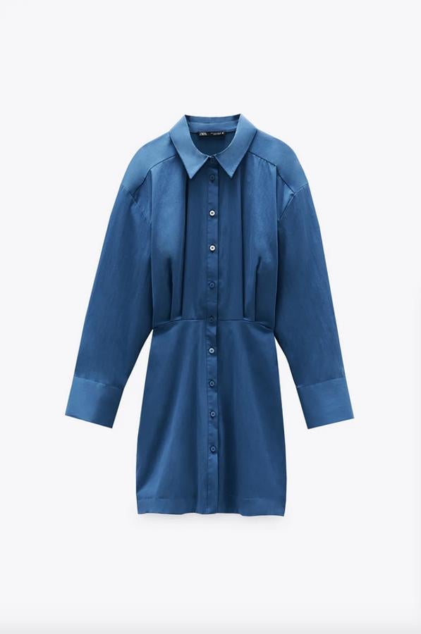 Con cuello solapa y manga larga acabada en puño con pliegues, este vestido camisero en color azul viene con detalle de pinzas y cierre frontal con botones. De 29,95 euros ha pasado a costar 15,99 euros y solo queda en la talla XL.